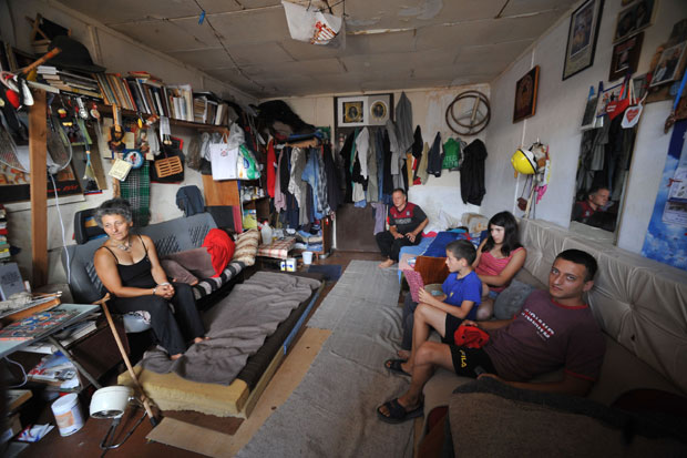 Затварају се сви колективни центри